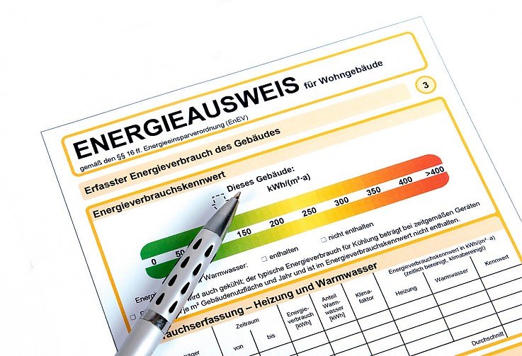 Foto Wer heute eine Bestandsimmobilie erwirbt, kauft mehr als nur Grund und Boden. Mit dem Eigentumsübergang – in der Regel dem Eintrag ins Grundbuch – gehen konkrete energetische Pflichten nach dem Gebäudeenergiegesetz (GEG) auf den neuen Eigentümer über. <br> Foto Wer heute eine Bestandsimmobilie erwirbt, kauft mehr als nur Grund und Boden. Mit dem Eigentumsübergang – in der Regel dem Eintrag ins Grundbuch – gehen konkrete energetische Pflichten nach dem Gebäudeenergiegesetz (GEG) auf den neuen Eigentümer über. <br>